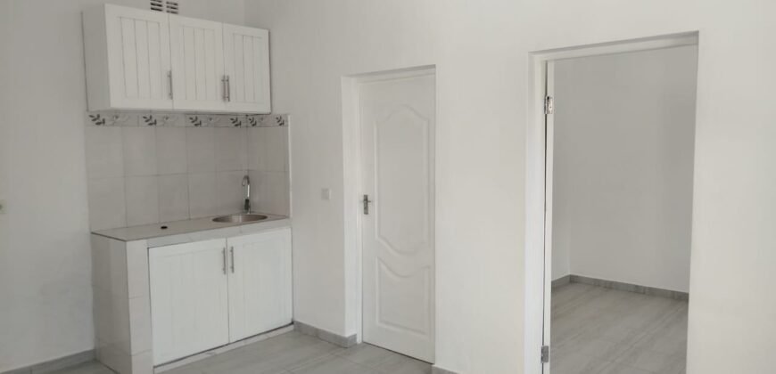 Arrenda se Luxuosa T1 Placas num Condomínio