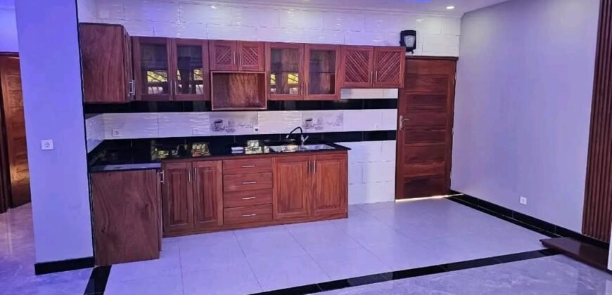 ARRENDA-SE LUXUOSA MORADIA T3