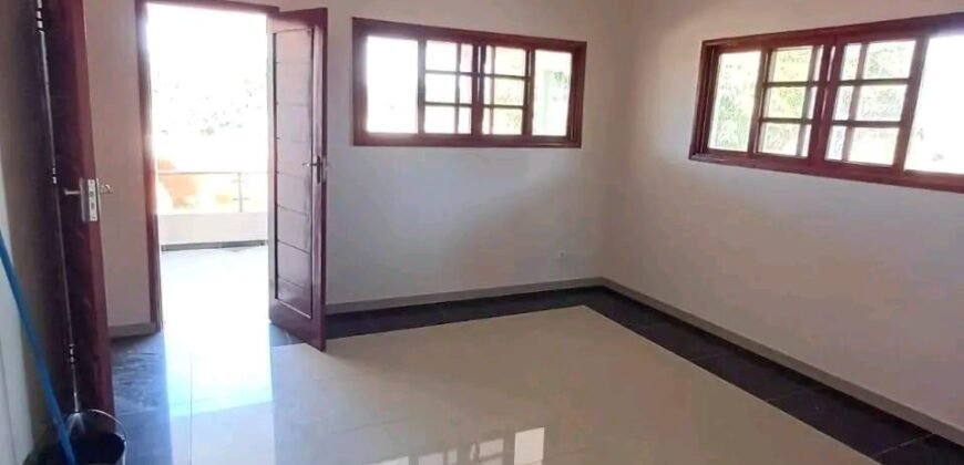 ARRENDA-SE LUXUOSA DUPLEX T4 NOVA