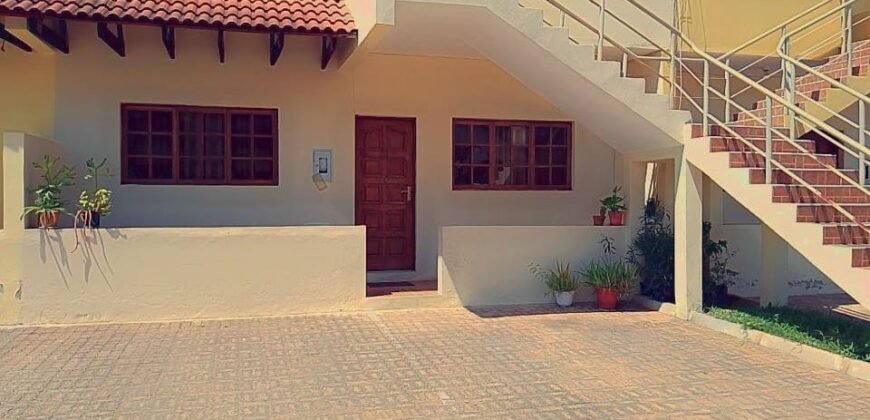 Vende-se casa T2 num condomínio