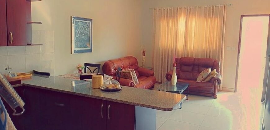 Vende-se casa T2 num condomínio