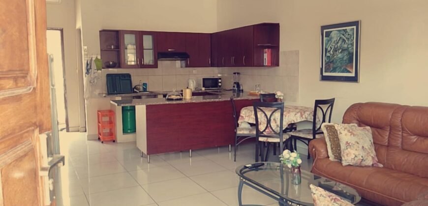 Vende-se casa T2 num condomínio